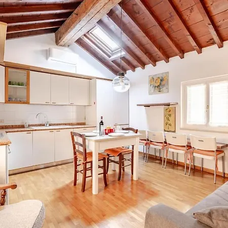 Apartment Luxury Attico - 5 Min Piazza Delle Erbe